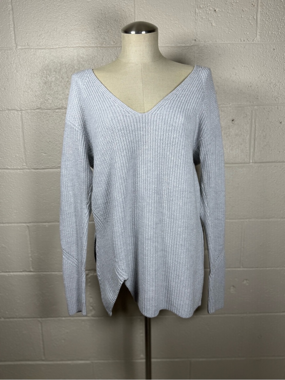 CAbi 3531 Deep V Pullover Cloud Gray Size Medium EUC